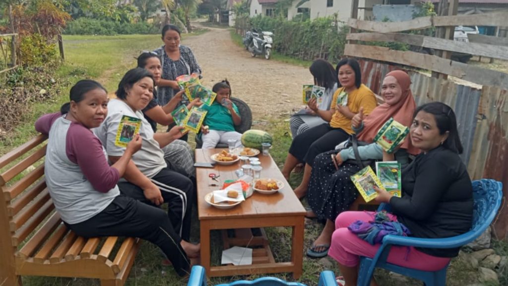 The Women Farmers' Group in North Konawe received support in the form of tomato, eggplant, and chili seedlings from the Village Government. (Photo: ASSPUK)