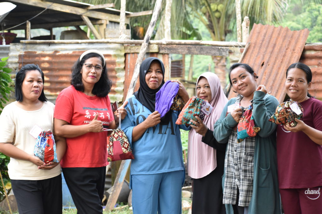 Female farmers in DJL Plantation Area were receiving Menstrual Kit as part of the International Women’s Day activity. (Photo: Nabilla/Oxfam)